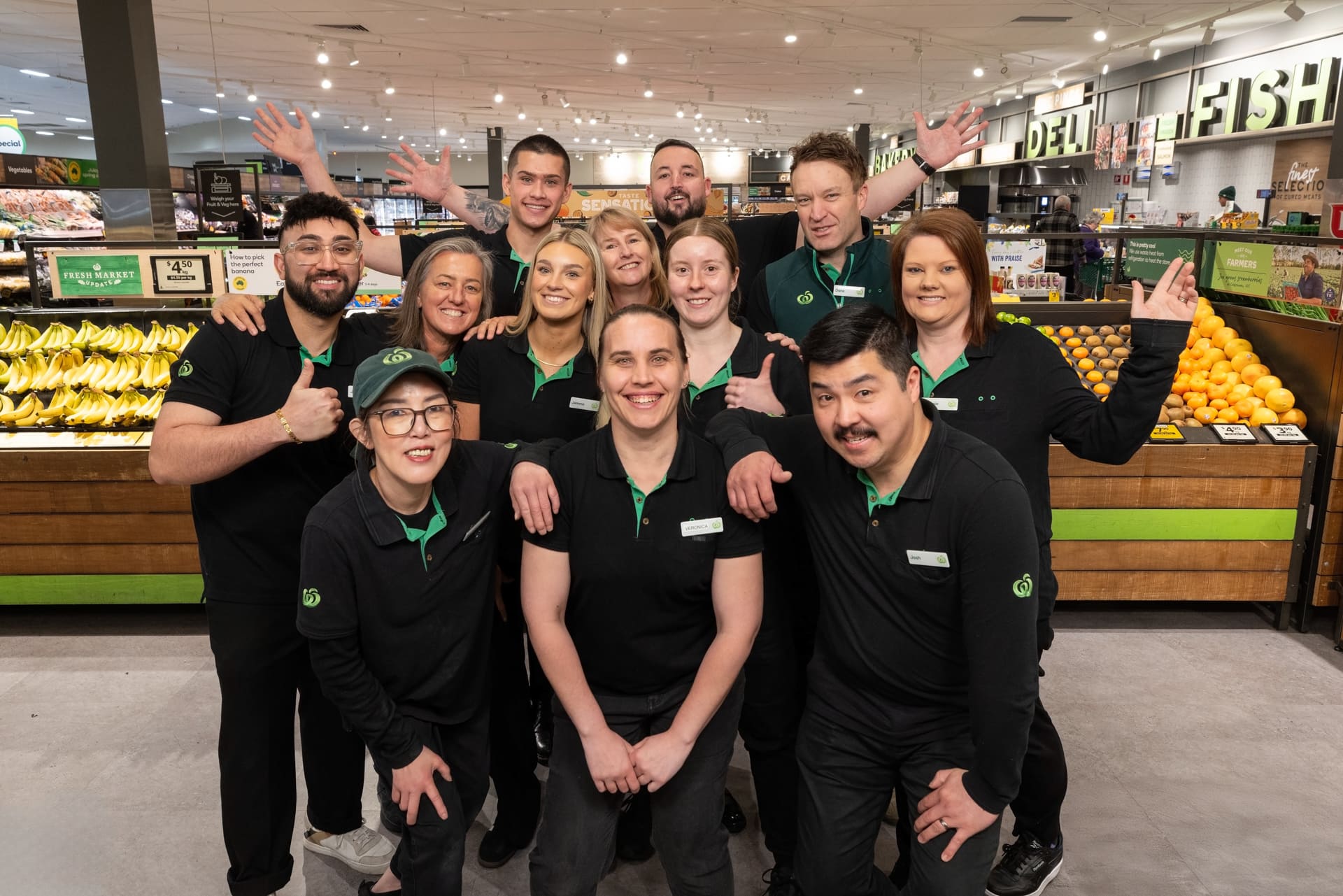 019-WoolworthsRosannaTeam-23Oct25 The Rosanna team standing in a group with hands out in the fresh produce section